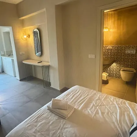 Golden Hour Hideaway - Santorini Apartment Fira (Santorini)