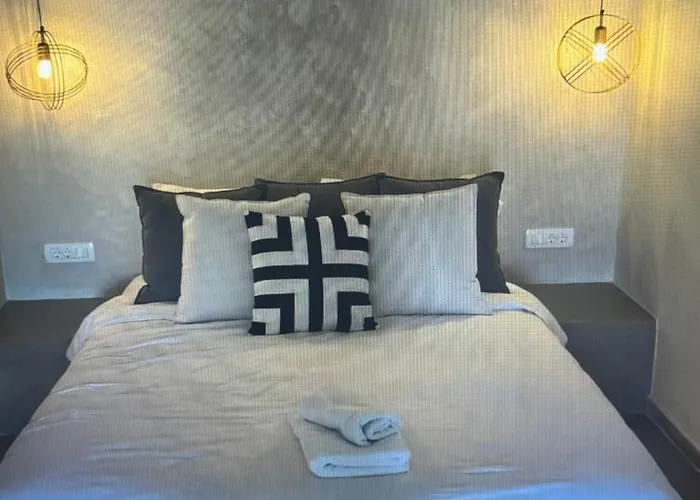 Golden Hour Hideaway - Santorini *